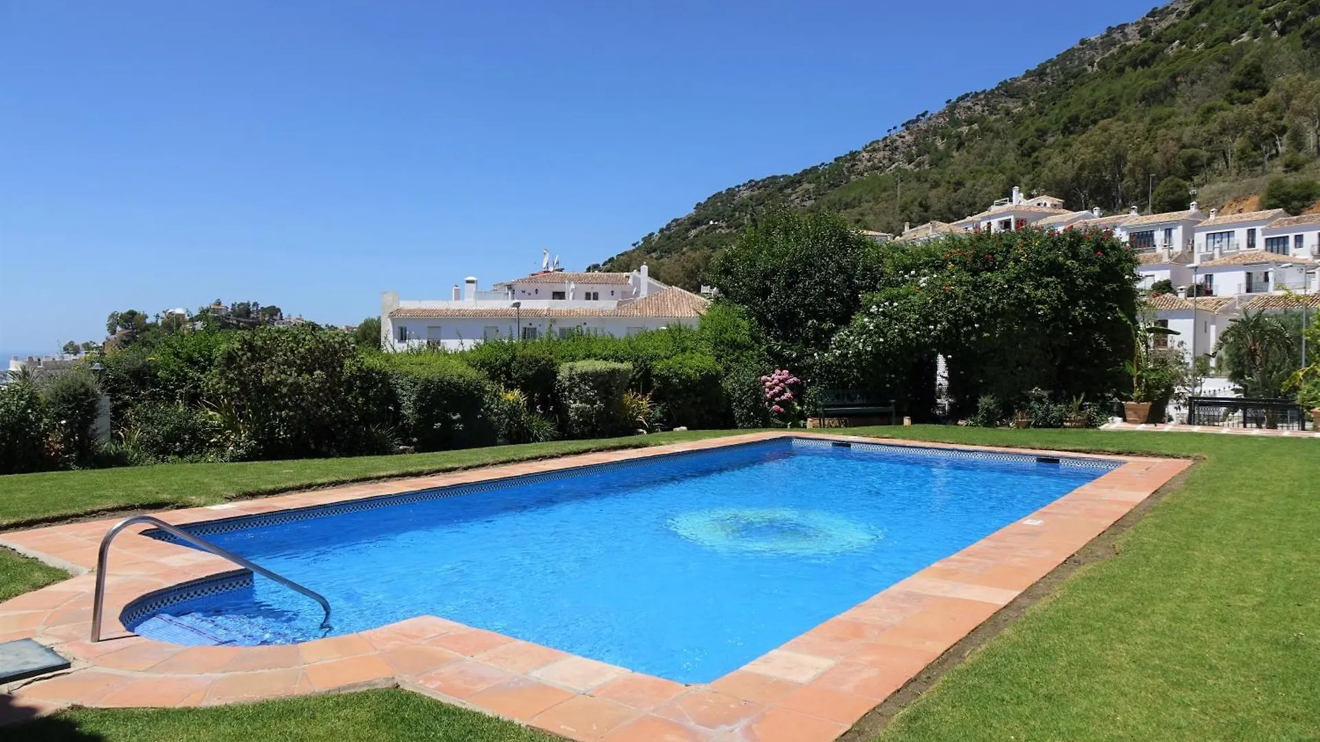 דירות מיחאס Residencia La Fuente